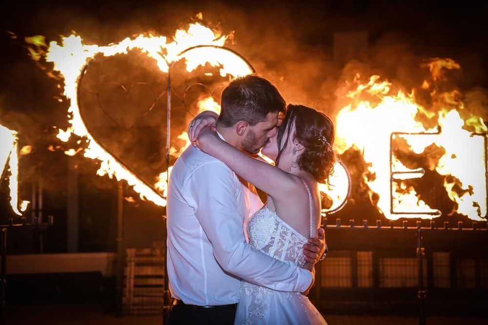 Услуги - сцена , подиум  звук осветление DJ и Др !