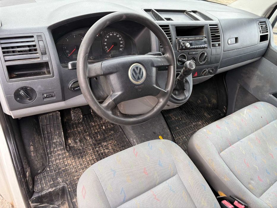 Dezmembrez PIESE Volkswagen Transporter T5 CARAVELLE 8+1 locuri 2.5 TDI 131 cp AXD BNZ 2008