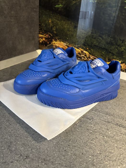 Adidasi Versace odissea