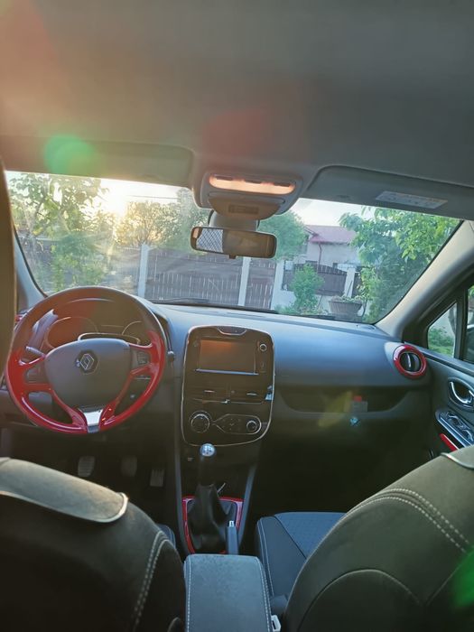 Renault Clio 4 cu volan rosu