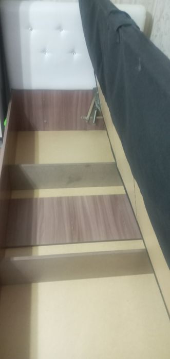 Мебель. Кровать с матрасом и комод.