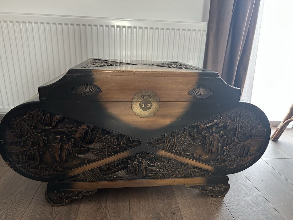 Cufăr oriental din lemn masiv, sculptat manual – piesă decorativă deosebită