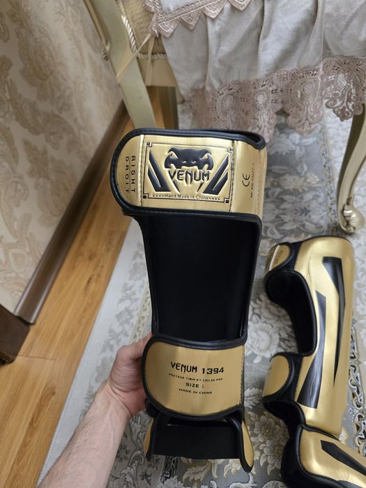 Venum Elite Boxing Gloves - Shin Guard Боксерскин перчатки