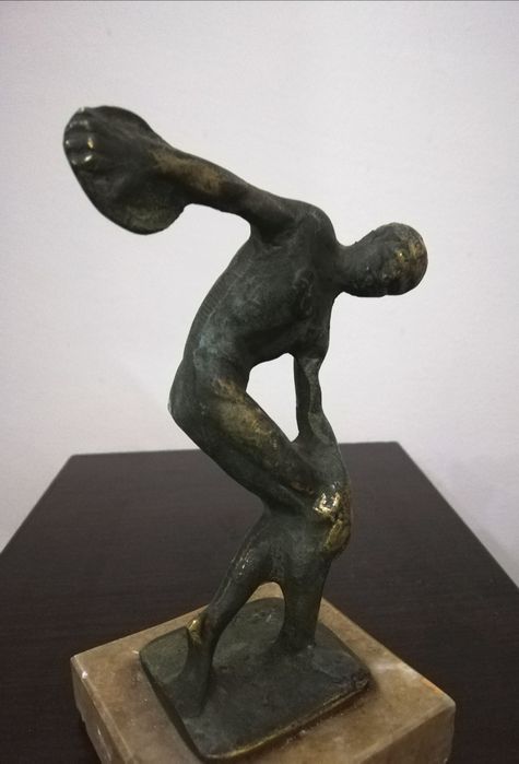 Красива статуетка от месинг. Дискохвъргач.