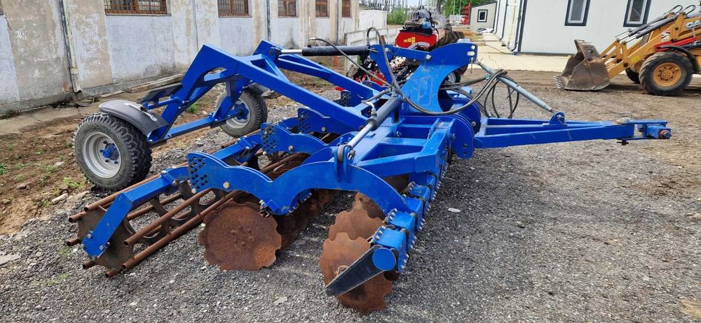 Disc agricol polonez 5 metri semitractat, rabatabil hidraulic, cu tăvălug
