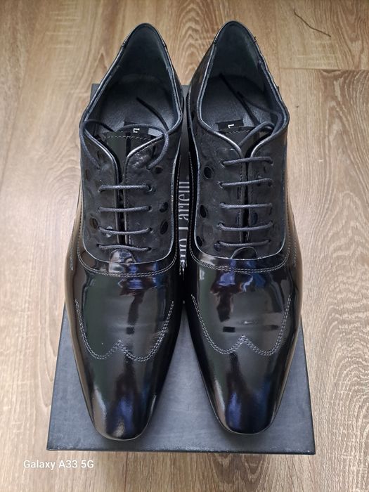 Vand pantofi bărbătești din piele naturala lacuită  pentru ocazii.
Mar
