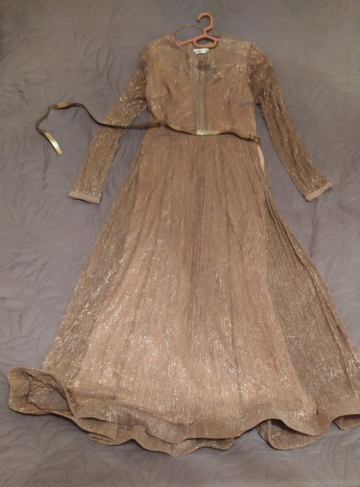 Женские платья разные.