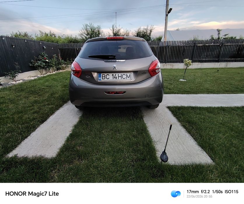 Vând Peugeot 208