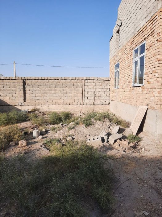 Hovli sotiladi, 5 sotokli, 3 xona qurilgan, Kitob tumani markazida