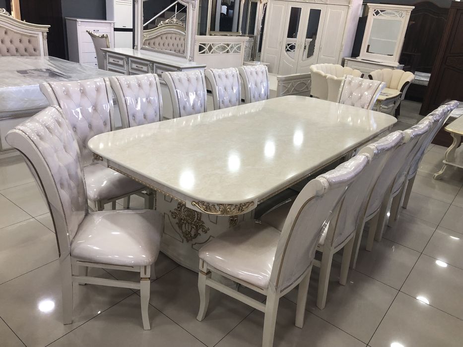 Стол и стулья