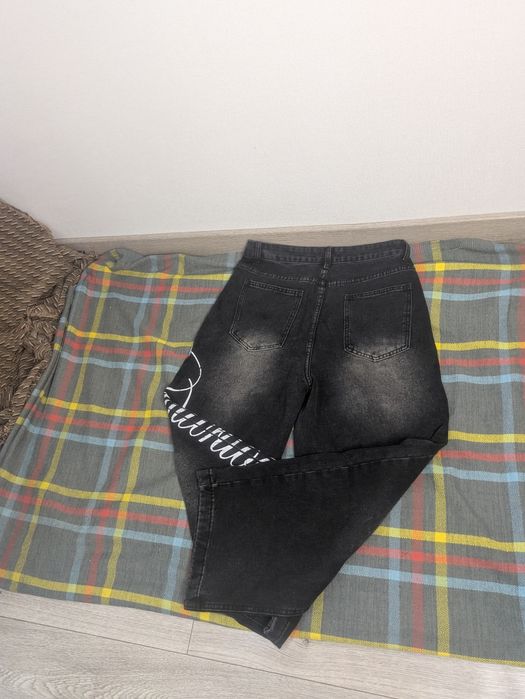 Продам джинсы с надписью