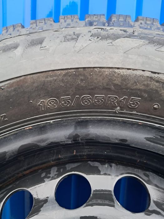 Продам зимние шины с дисками 195/65/R16