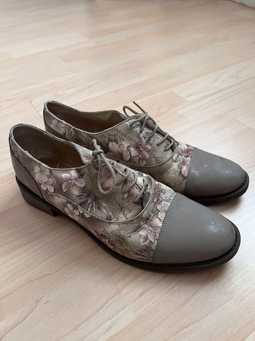 Pantofi de piele Prego cu model floral si snur