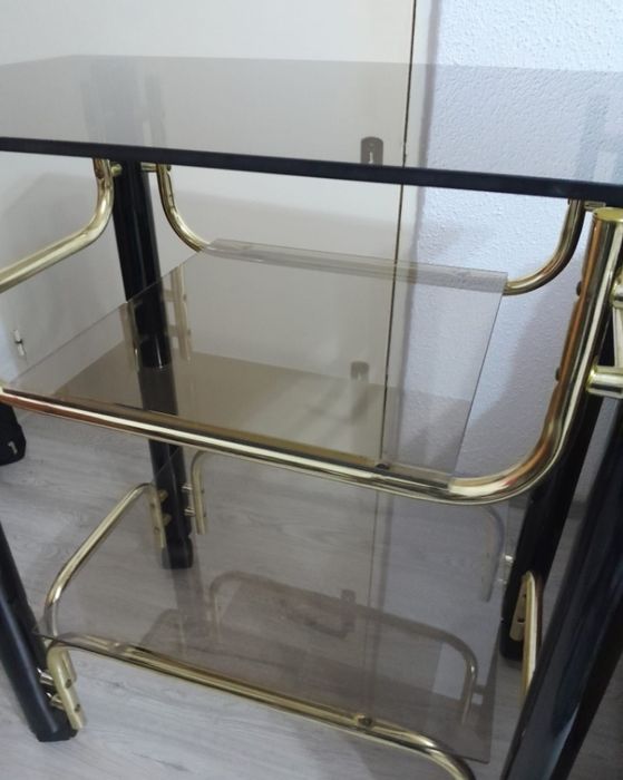Vând măsuță din sticlă de ena pe trei nivele în stare perfectă