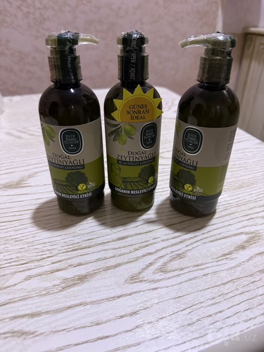 Косметика тушь губная помада и крема для тела оливковый пазнет вкусно