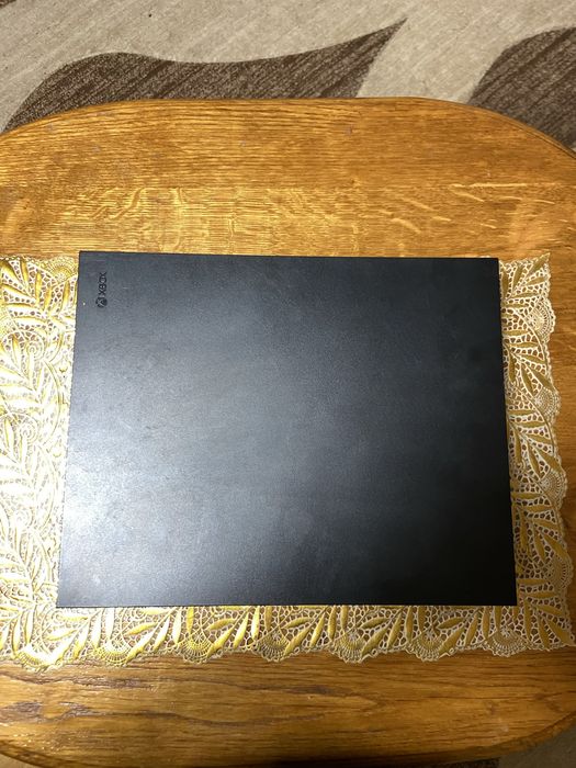 Vând Xbox One X 4k 1TB