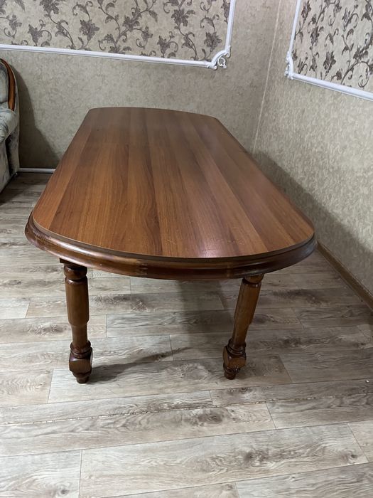 Продам стол для гостинной или кухни