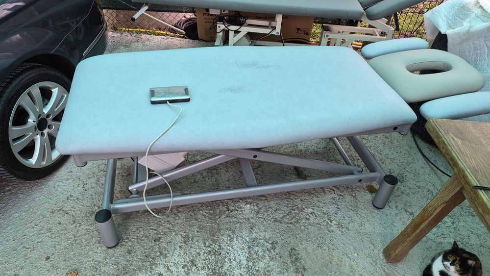 Продавам 2броя масажни легла