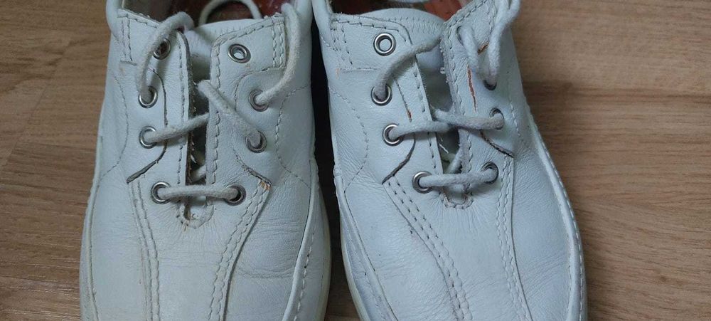 Adidasi dama marimea 37 + bonus slapi roz