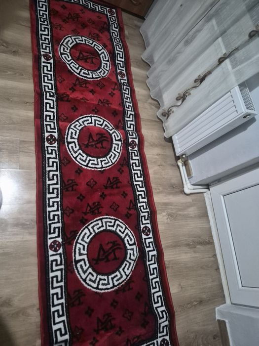 Vand 2 covoare in stare f buna