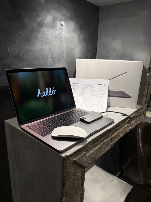 КАТО ЧИСТО НОВ Macbook Pro 13.3" + Magic Mouse + USB C HUB