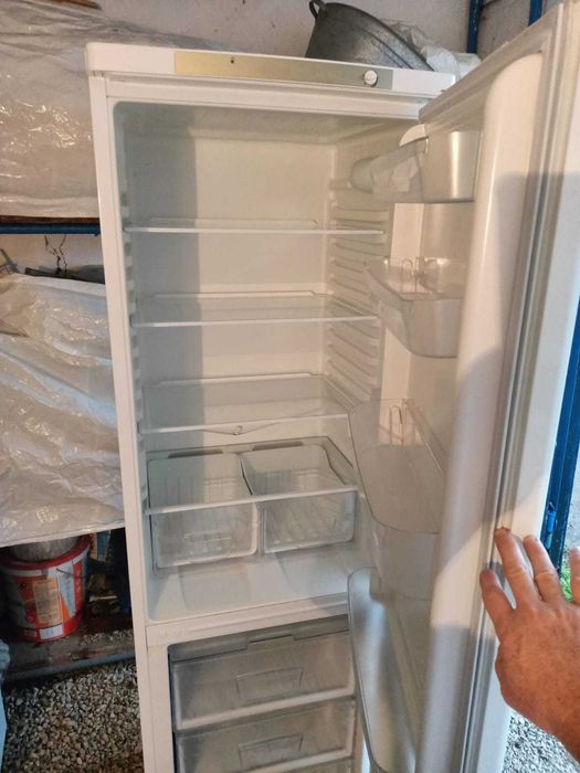 Продам три рабочих  холодильника ..