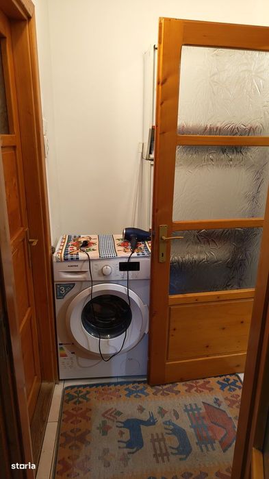 Inchiriez apartament cu 3 camere lângă Liceul Petru Rares.