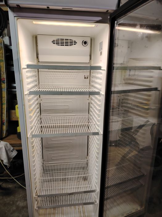 Хладилна вертикална плюсова витрина