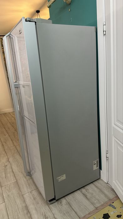 Холодильник LG Side-by-Side с диспенсером льда и мини-баром