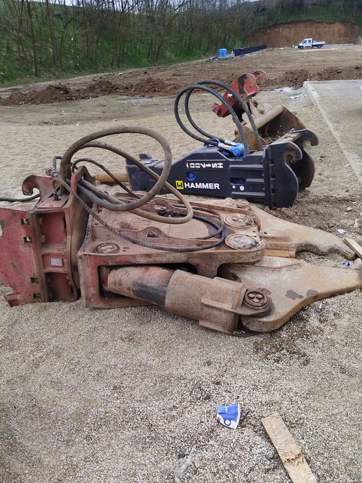 Buldozer cu scarificator , excavator 30t cu picon si foarfeca demolari