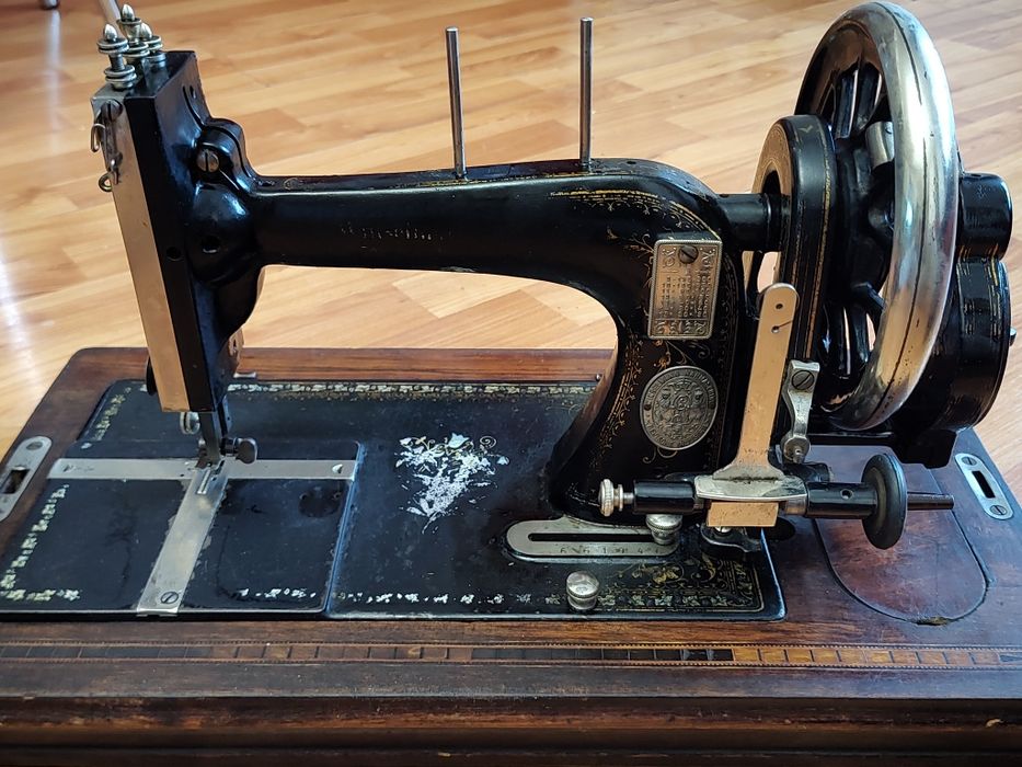 Vând mașina de cusut de colecție !!