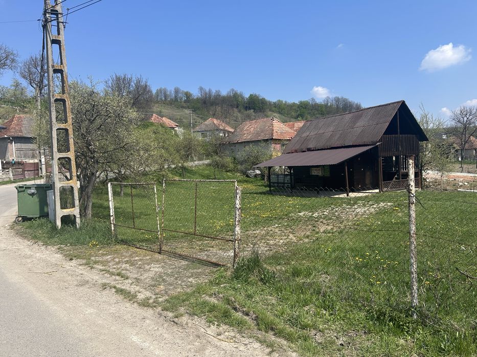 Teren cu cabana de vanzare
