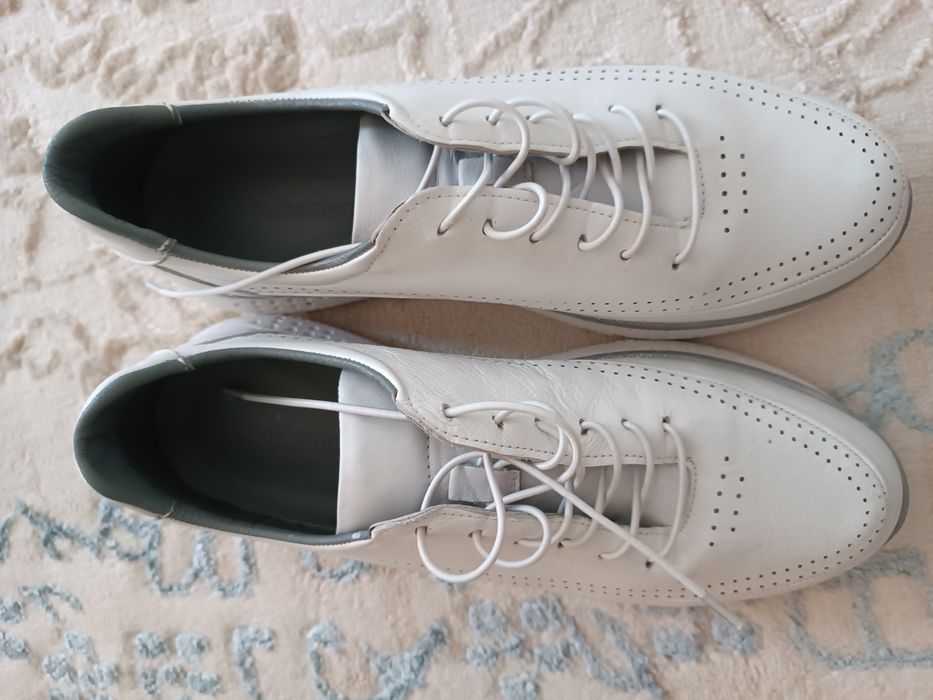 Кроссовки женские