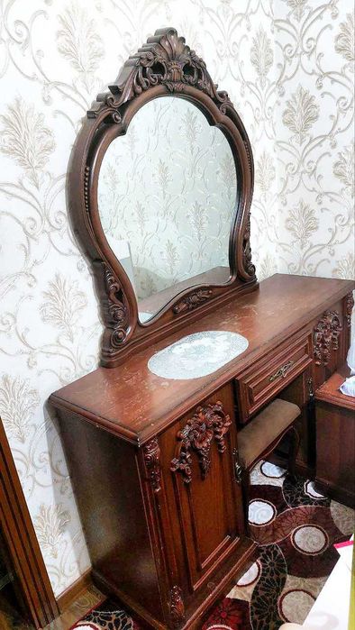 Срочно спальный гарнитур Трюмо Шкаф 2-тумбочка 3та нарса комплектда