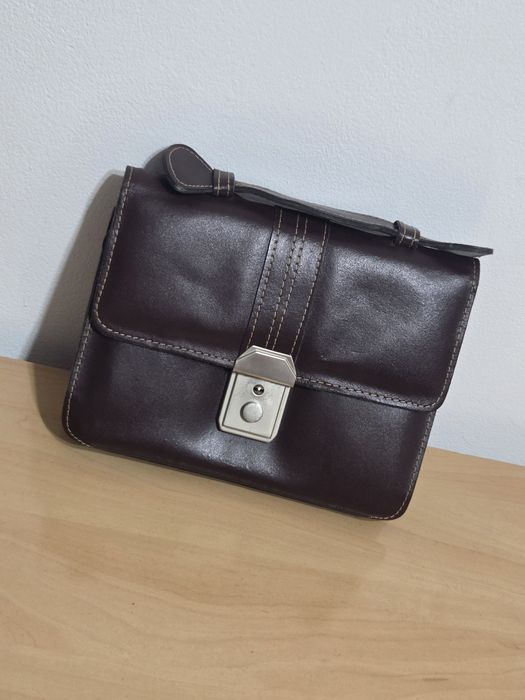 Geantă mesager din piele maro închis.