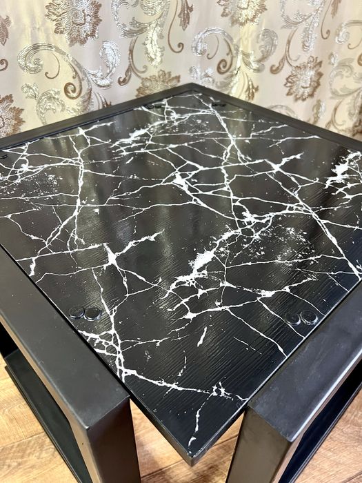 Стильный журнальный столик