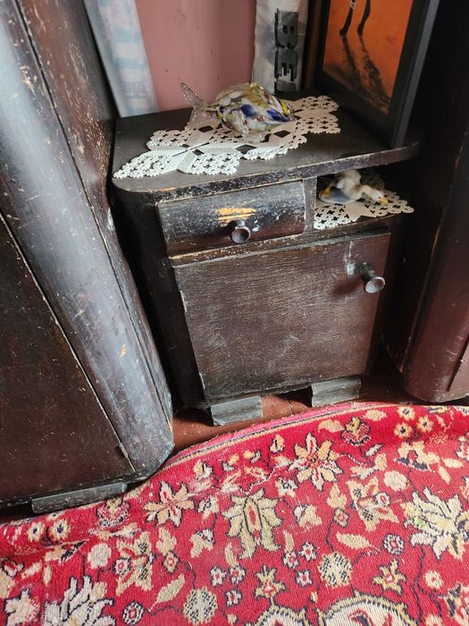 Vând mobila dormitor veche pentru recondiționat  conține două dulapuri,pat,doua noptiere masa și două scaune