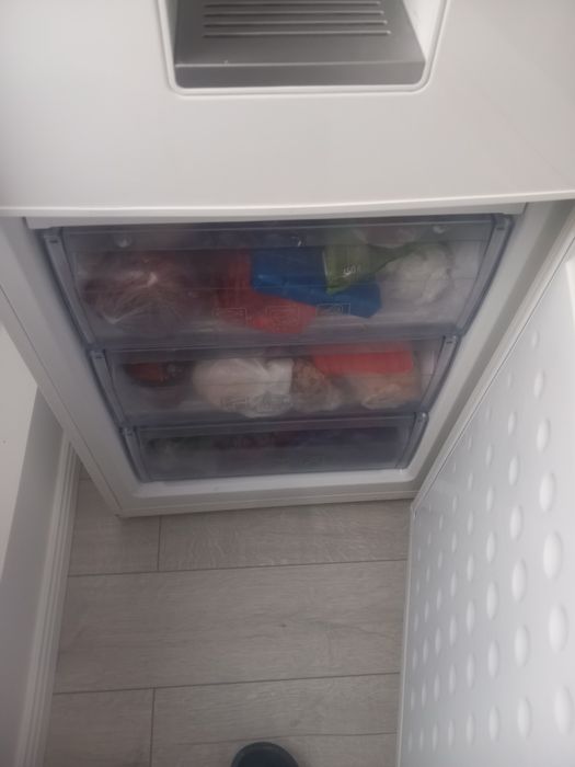 Vând frigider Beko cu dozator apa ,ceas și  mesaj vocal