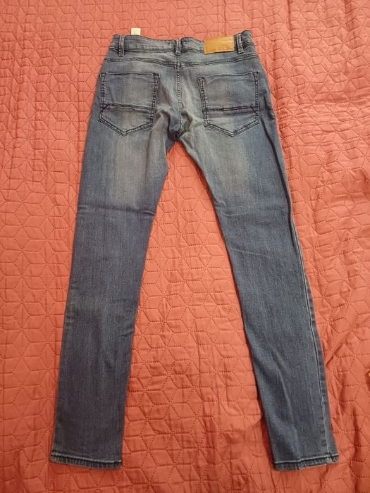 Vand blugi de bărbați, Bershka, noi, nepurtati.