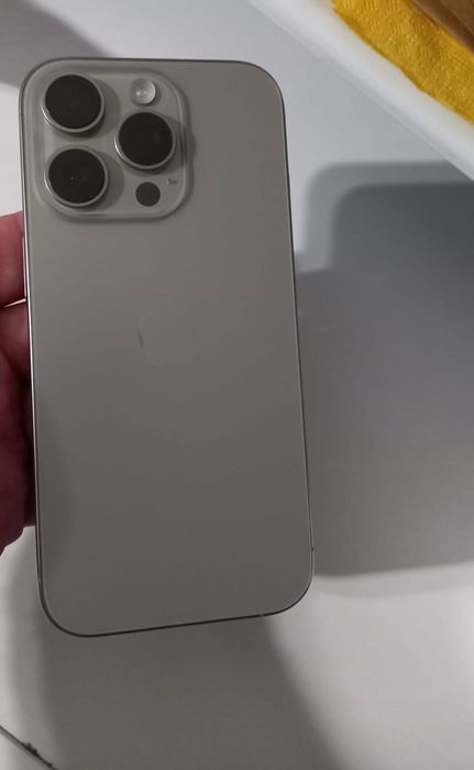 Vând iPhone 16 Pro [128GB] - Natural Titanium - Ca nou