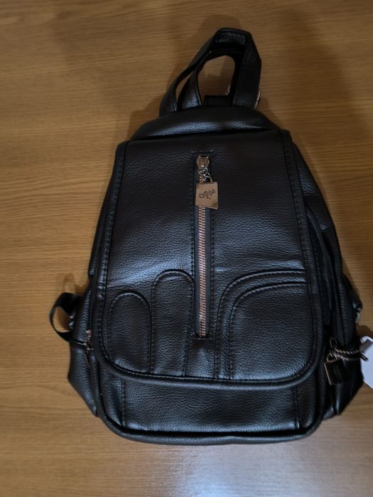 Ghiozdan cu multe buzunare