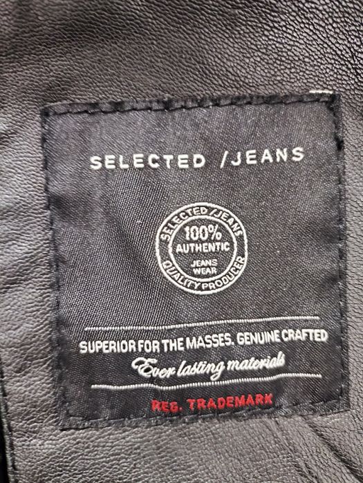 Geaca neagra din piele