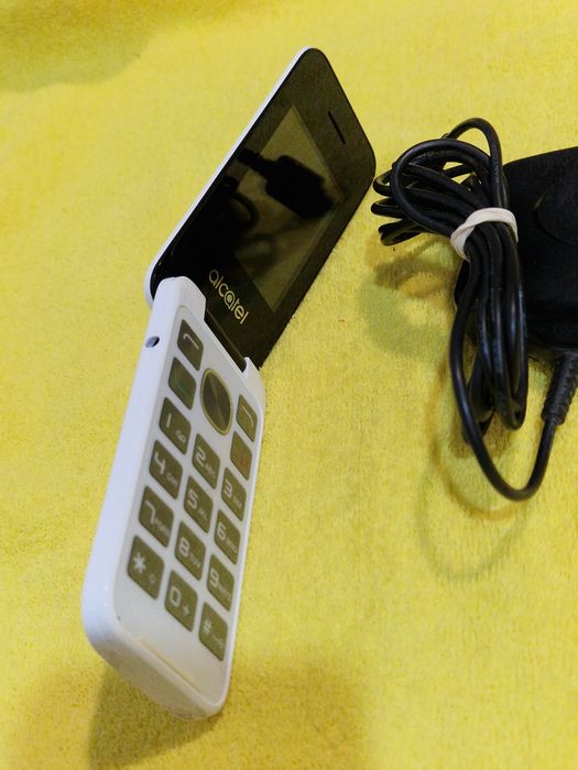 Telefon cu clapeta cu încărcător
