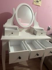Бяла тоалетка с огледало и чекмеджета – много добро състояние