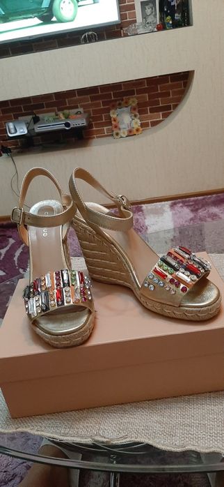 Женские босоножки