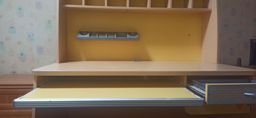 Компьютерный стол с ящиками