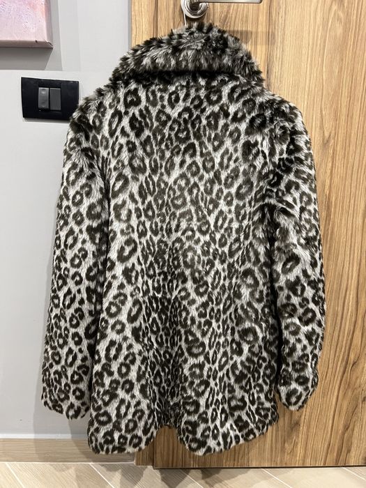 Haina blana sintetica