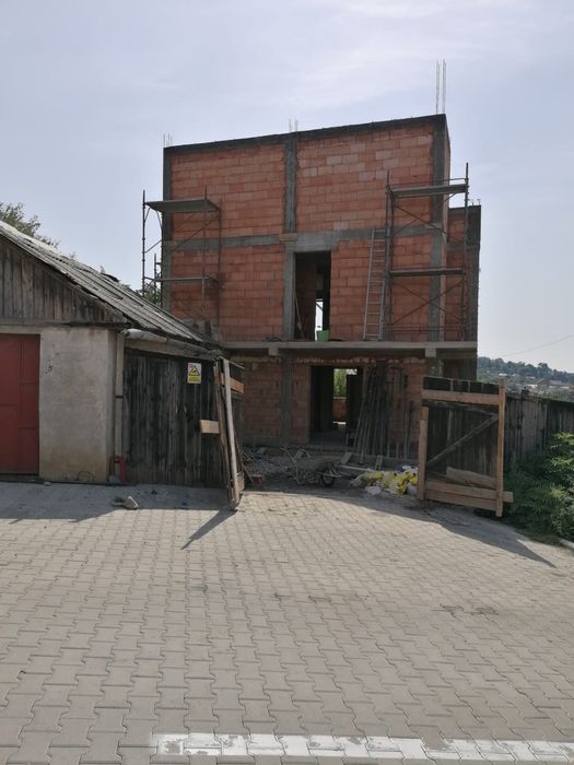 Case la rosu si cheie