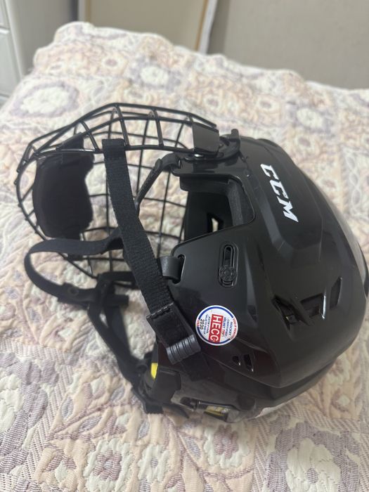 Продам хоккейный шлем
