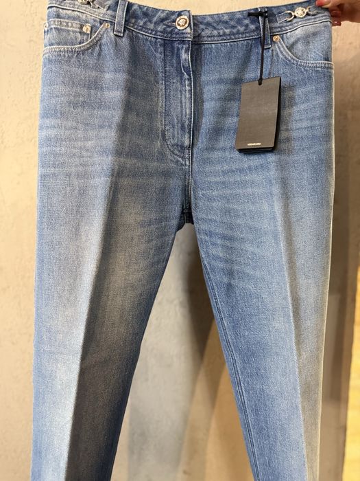 Джинсы от бренда Versace